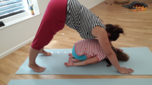 Yogalounge Nicole Veith Walzbachtal | Yoga-Workshops | Eltern-Kind-Yoga | Beschützende Haltung