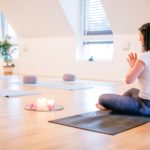 Yogalounge Nicole Veith Walzbachtal | Yoga & ich | Raum-Impression mit Nicole in der Yogalounge